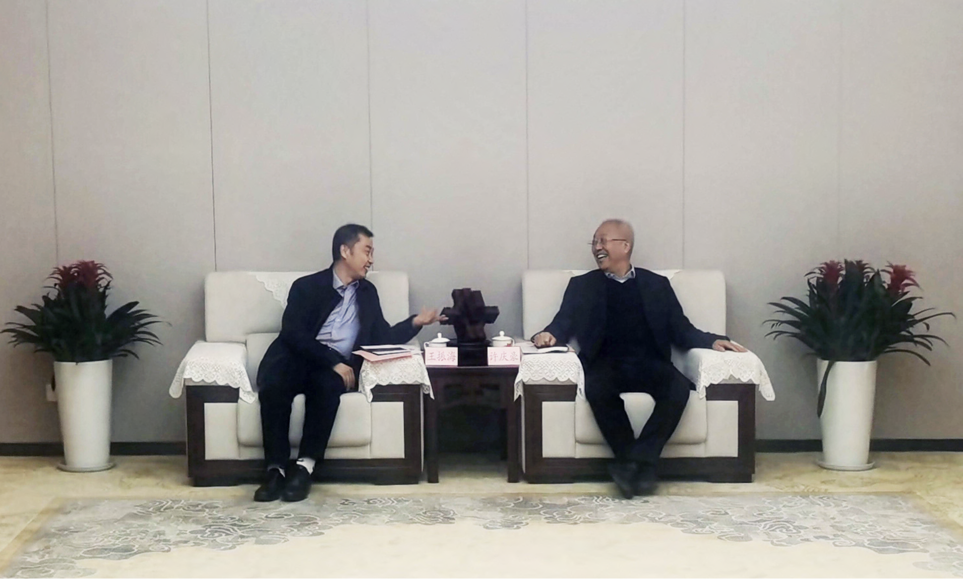 与省财欣公司互换座谈并参观展厅-1